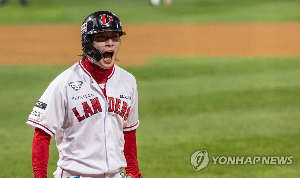 In this file photo from Nov. 8, 2022, Choi Ji-hoon of the SSG Landers celebrates after scoring a run against the Kiwoom Heroes during the bottom of the third inning of Game 6 of the Korean Series at Incheon SSG Landers Field in Incheon, some 30 kilometers west of Seoul. (Yonhap)