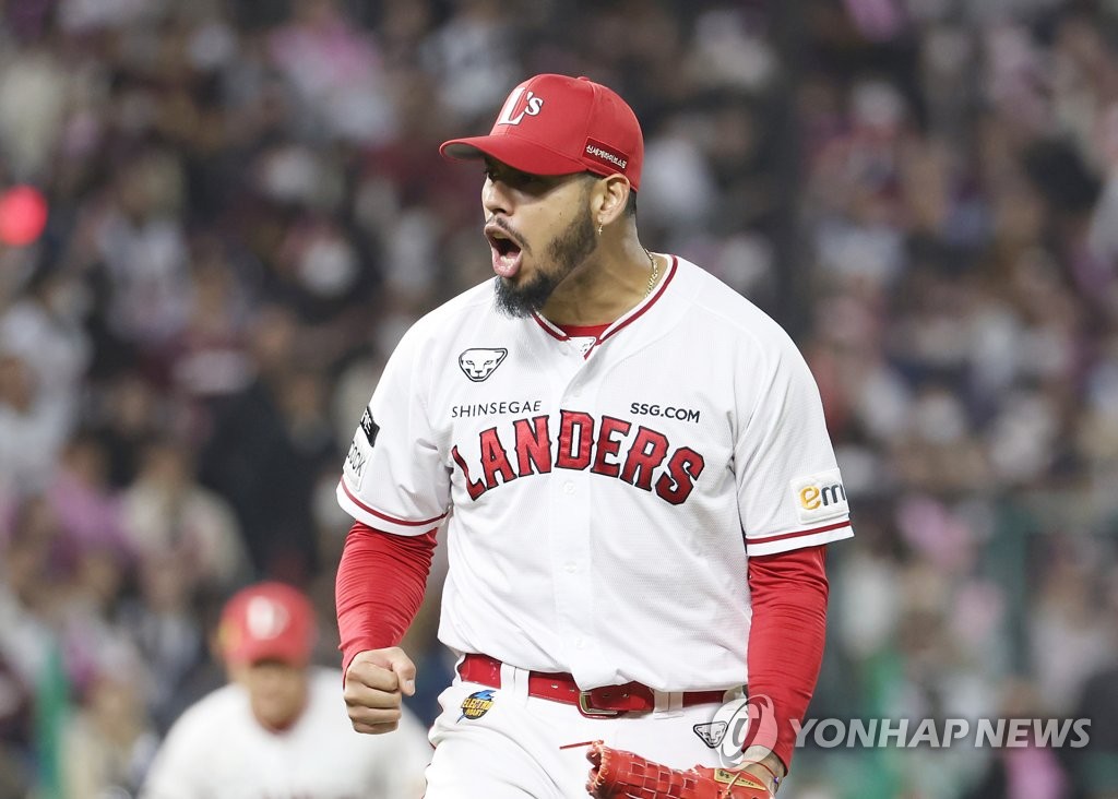 SSG Landers starter Wilmer Font celebrates after retiring the side in the top of the seventh inning of Game 6 of the Korean Series against the Kiwoom Heroes at Incheon SSG Landers Field in Incheon, 30 kilometers west of Seoul, on Nov. 8, 2022. (Yonhap) 
