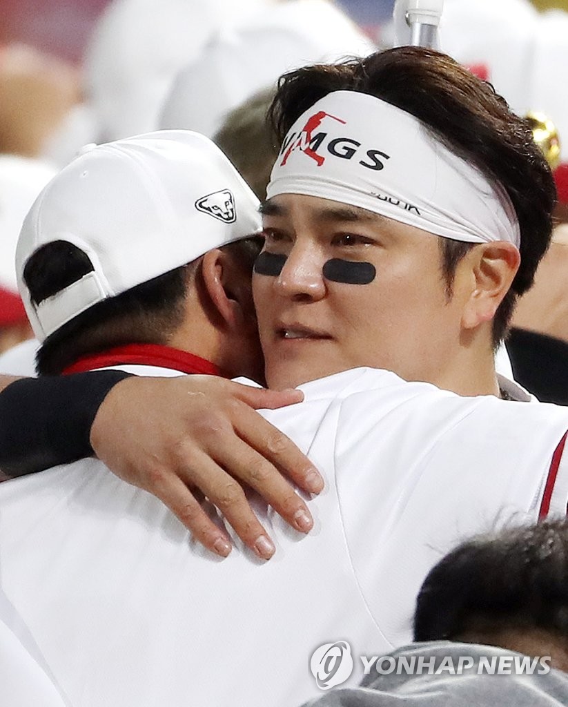 Choo Shin-soo of the SSG Landers (R) embraces a teammate while celebrating their team's Korean Series title at Incheon SSG Landers Field in Incheon, 30 kilometers west of Seoul, on Nov. 8, 2022. (Yonhap)