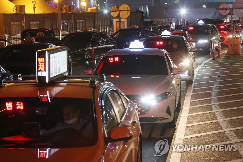 심야 시간 서울역 택시 승강장에서 대기하는 택시들