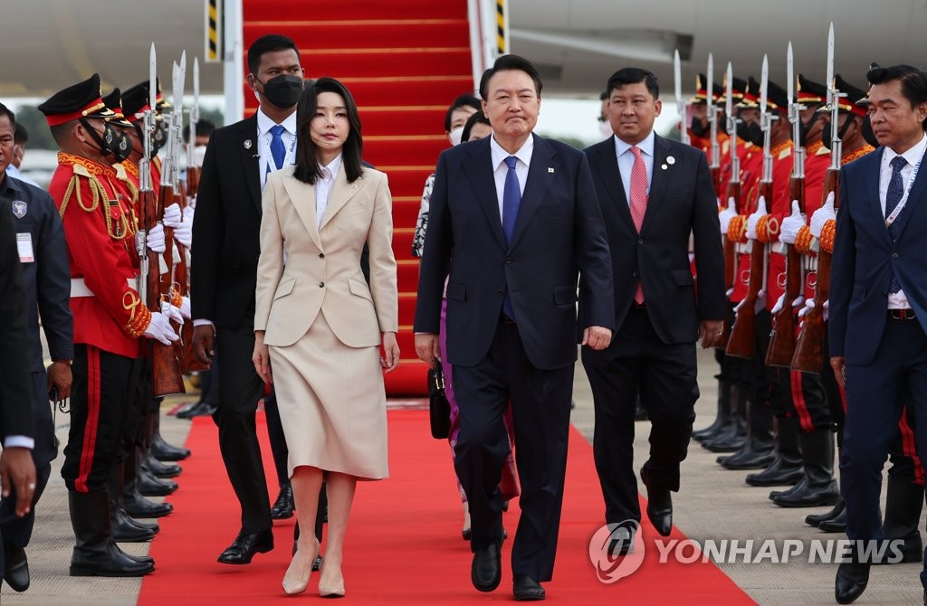 (2nd LD) Yoon arrives in Cambodia for ASEAN summits