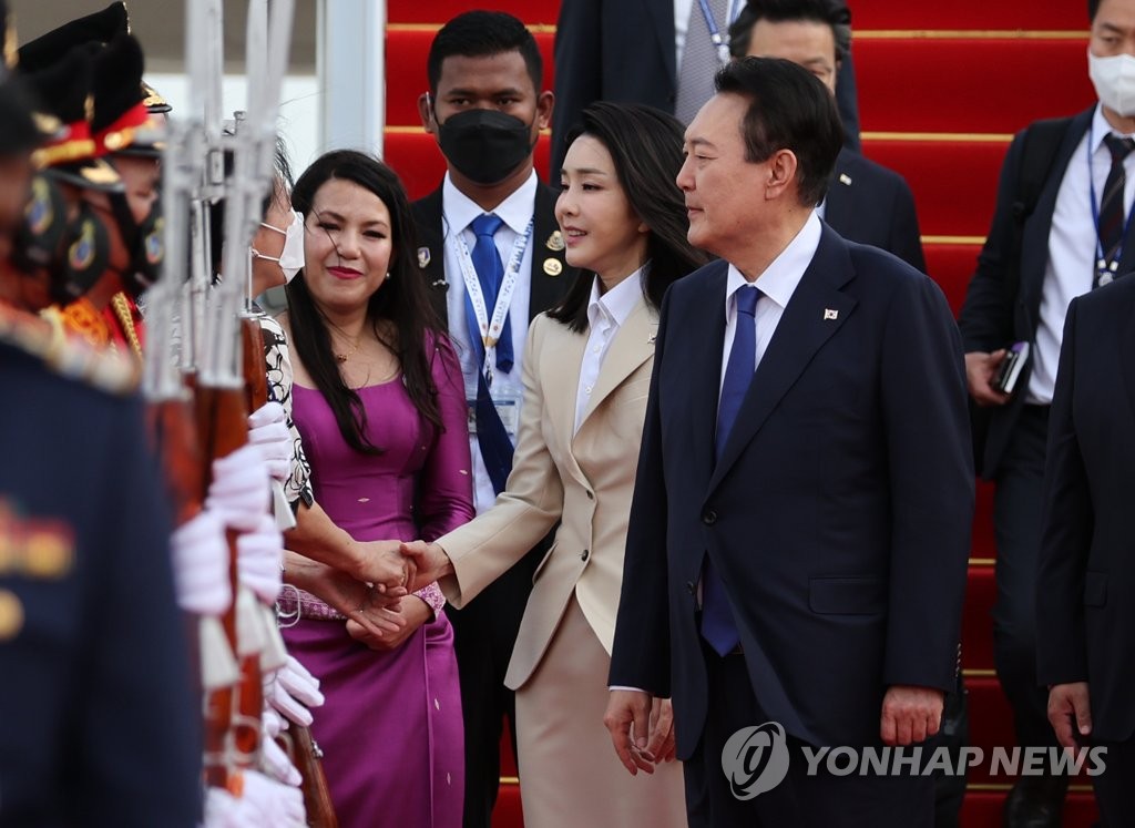 President Yoon Suk-yeol (R) and his wife, Kim Keon-hee (2nd from R), are welcomed upon arrival at Phnom Penh International Airport in Cambodia on Nov. 11, 2022, on the first leg of a two-nation tour, to attend South Korea-ASEAN, ASEAN Plus Three and East Asia summits. In Indonesia, he will join a Group of 20 summit. ASEAN stands for the Association of Southeast Asian Nations. (Yonhap)