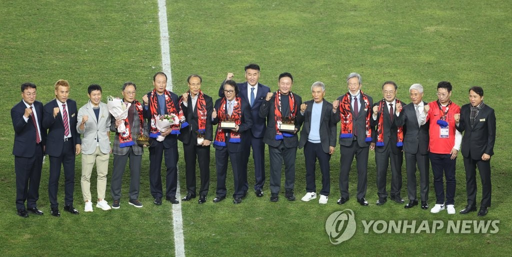 파이팅 외치는 레전드들