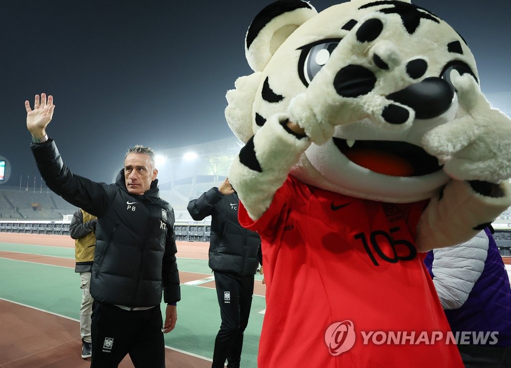 축구팬들 향해 인사하는 벤투 감독