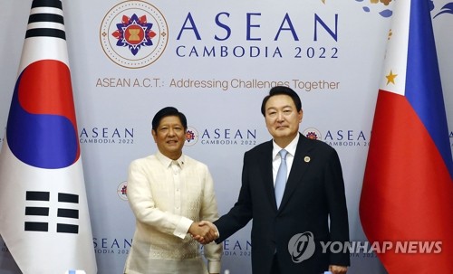 يون والرئيس الفلبيني يناقشان التعاون في الطاقة النووية