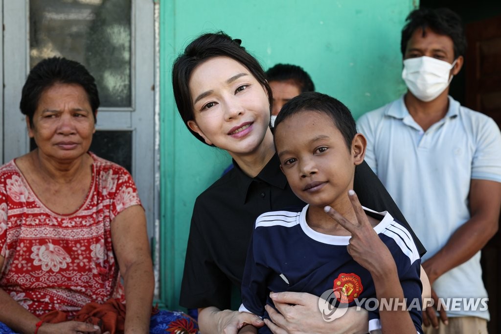 South Korean first lady Kim Keon-hee (C) poses for a photo with a Cambodian child with a congenital heart disease, at his home in Phnom Penh on Nov. 12, 2022, in this file photo provided by the presidential office. (PHOTO NOT FOR SALE) (Yonhap)
