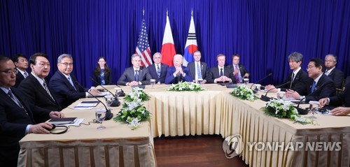 국방부 "한미일 北미사일 정보공유, 모두에 이익되는 방향 논의"