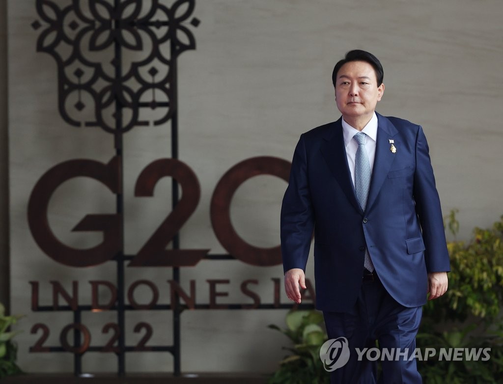 Le président Yoon Suk-yeol se dirige le mardi 15 novembre 2022 vers une salle de réunion dans un hôtel de Bali, en Indonésie, pour participer au sommet du G20.