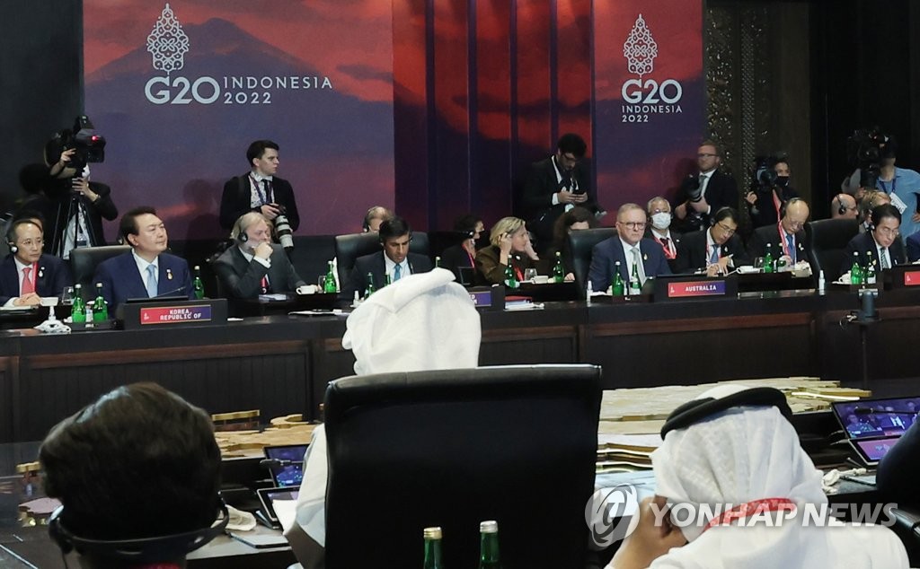 G20 정상회의 첫번째 세션 참석한 윤석열 대통령