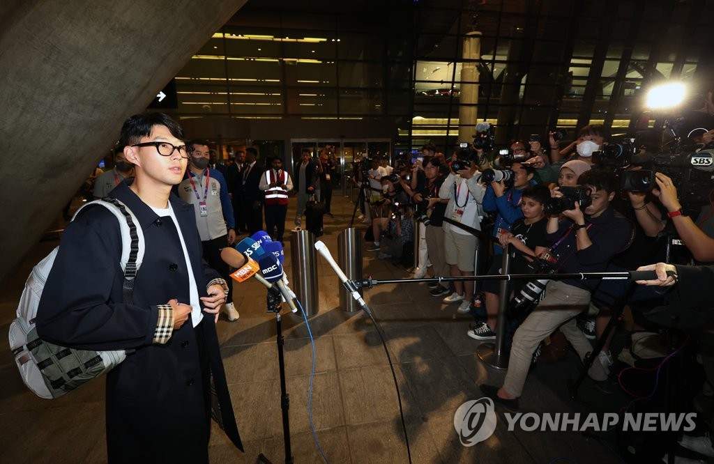El capitán de la selección de fútbol masculina de Corea del Sur, Son Heung-min, habla con los reporteros, el 16 de noviembre de 2022 (hora local), tras llegar al Aeropuerto Internacional Hamad, en Doha, Catar, para participar en la Copa Mundial de la FIFA.