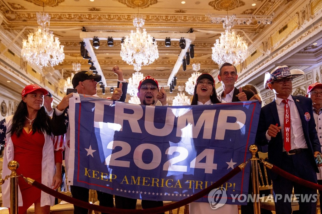 '트럼프 2024' 현수막 들고 환호하는 지지자들