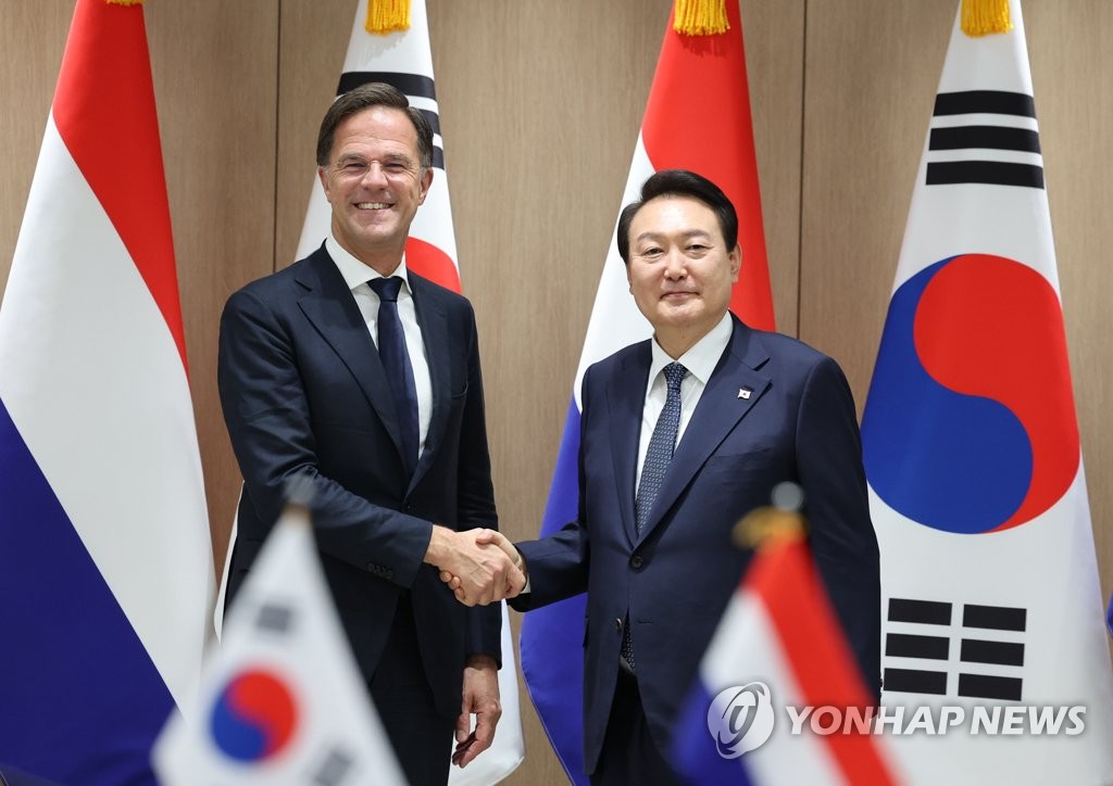 オランダ首相と握手 聯合ニュース