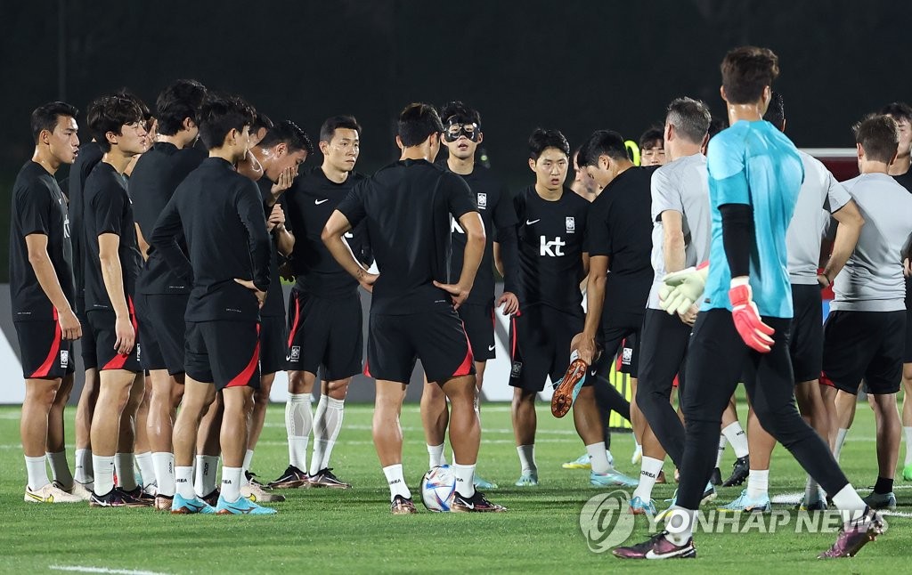South Korean players gather for a training session at Al Egla Training Facility in Doha on Nov. 17, 2022, in preparation for the FIFA World Cup. (Yonhap)