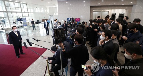 출근길 질의응답하는 윤석열 대통령
