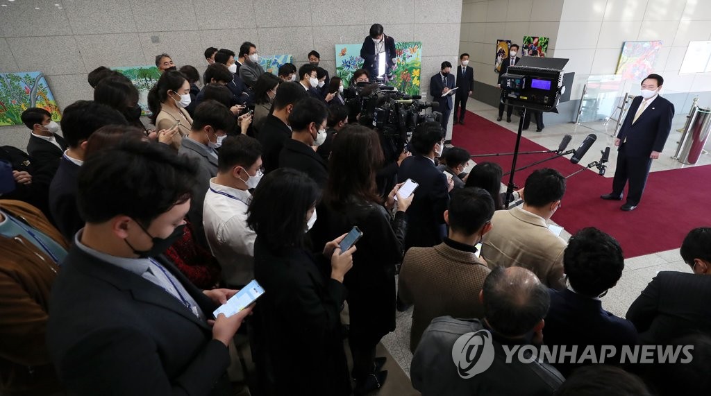 President Yoon Suk-yeol speaks to reporters as he arrives at the presidential office in Seoul on Nov. 18, 2022. (Pool photo) (Yonhap)