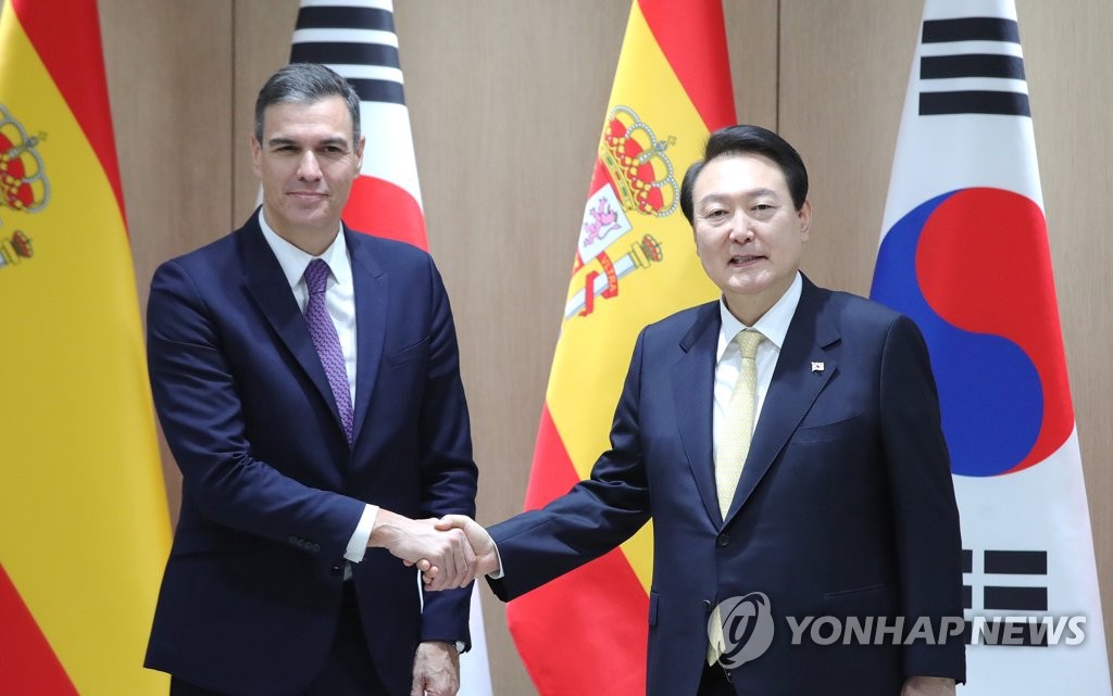 Le président Yoon Suk-yeol et le Premier ministre espagnol Pedro Sanchez posent pour une photo avant leur sommet au bureau présidentiel de Yongsan à Séoul, le vendredi 18 novembre 2022. (Photo fournie par le bureau présidentiel. Revente et archivage interdits)