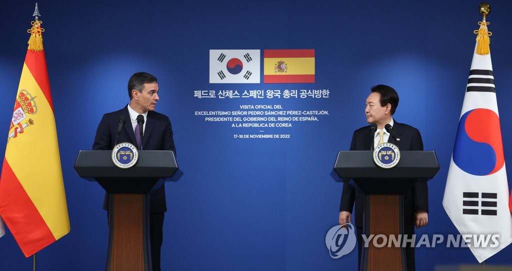 １８日にスペインのサンチェス首相（左）と首脳会談を行った後、記者会見する尹大統領（資料写真）＝（聯合ニュース）