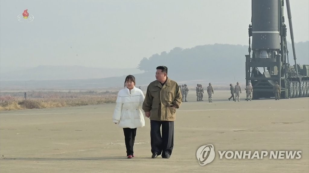 딸과 나란히 걸어가는 북한 김정은