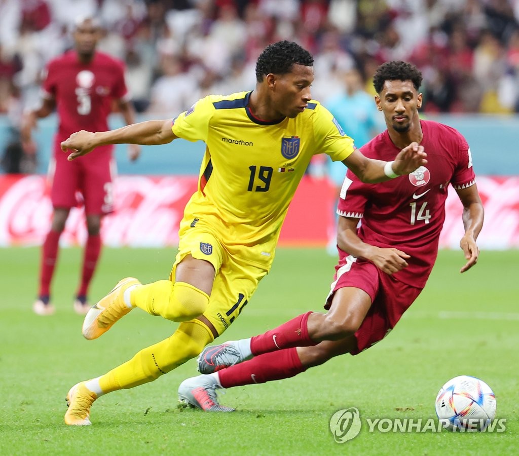 Gonzalo Plata of Ecuador (L) and Homam Ahmed of Qatar battle for the ball during the teams' Group A match at the FIFA World Cup at Al Bayt Stadium in Al Khor, Qatar, on Nov. 20, 2022. (Yonhap)