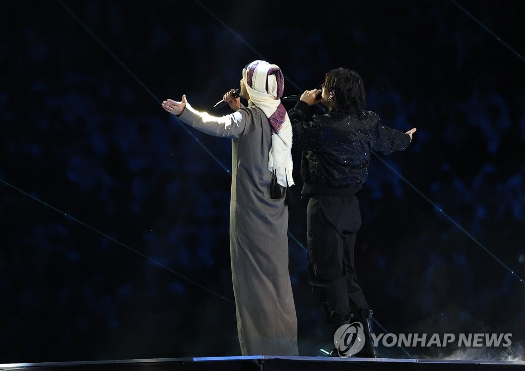 جونغ كوك وفهد الكبيسي يغنيان "الحالمون" في حفل افتتاح كأس العالم