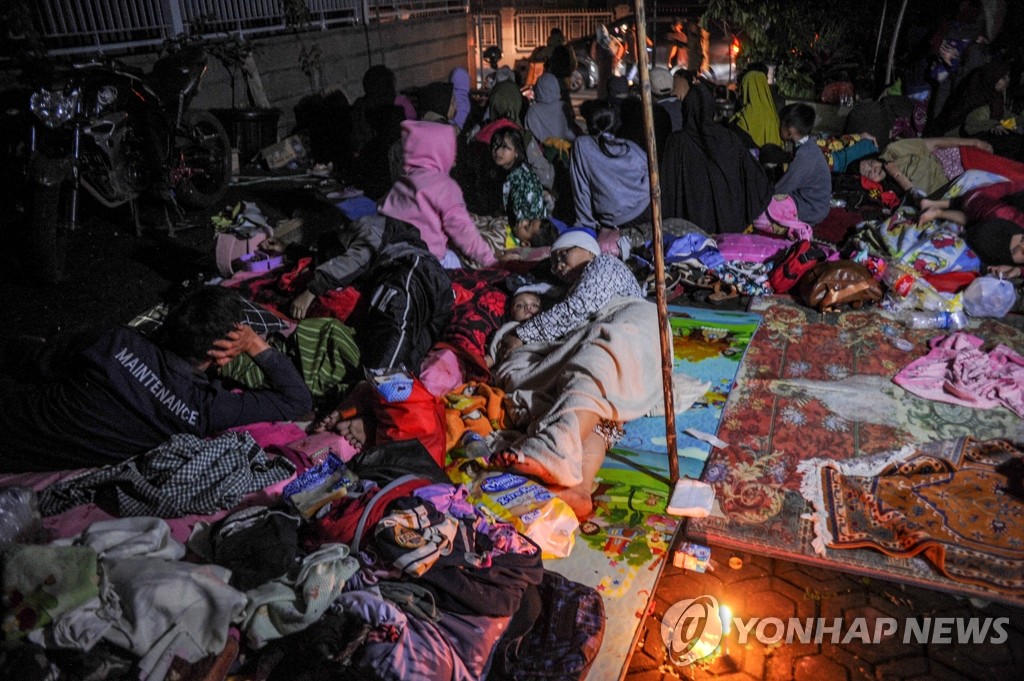 규모 5.6 지진 발생 후 야외로 대피한 인니 주민들