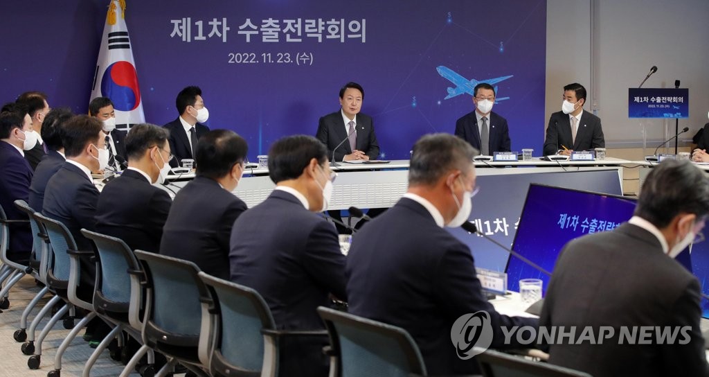 El presidente surcoreano, Yoon Suk-yeok (tercero por la dcha. en el fondo), preside la reunión inaugural de estrategias de exportación, celebrada, el 23 de noviembre de 2022, en la Agencia de Promoción de Comercio-Inversión de Corea del Sur, en Seúl. (Foto proporcionada por el cuerpo de prensa. Prohibida su reventa y archivo)