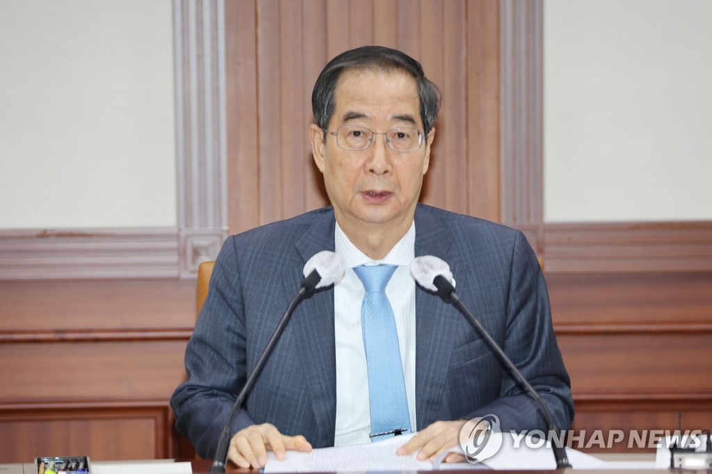 El primer ministro surcoreano, Han Duck-soo, preside una reunión de coordinación sobre asuntos estatales clave, el 24 de noviembre de 2022, en el complejo gubernamental de Seúl.