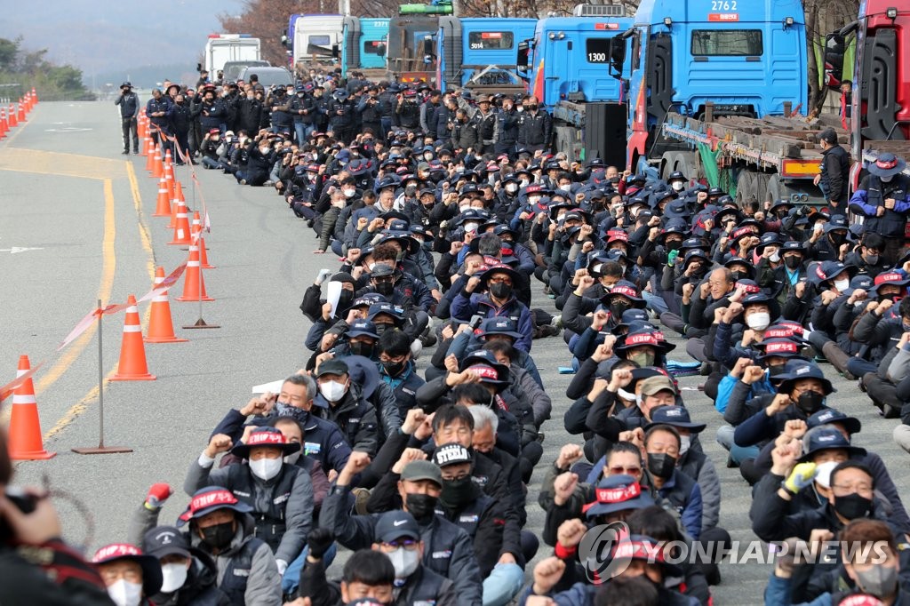 Los camioneros sindicalizados llevan a cabo una huelga, el 24 de noviembre de 2022, en una ceremonia de lanzamiento, en Pohang, a unos 370 kilómetros al sureste de Seúl.