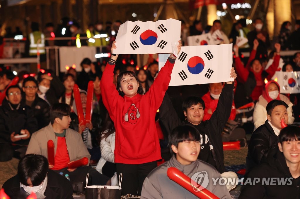 الناس يتجمعون لتشجيع المنتخب الكوري الجنوبي
