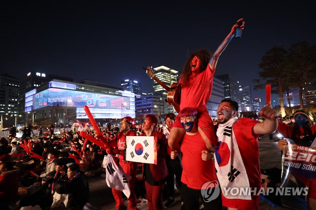 People cheer at Gwanghwamun Square in downtown Seoul on Nov. 24, 2022, before South Korea's FIFA World Cup Group H match against Uruguay. (Yonhap)
