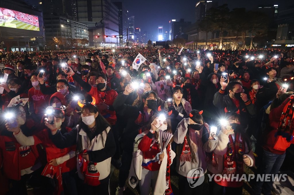 스마트폰 플래시 들고 응원