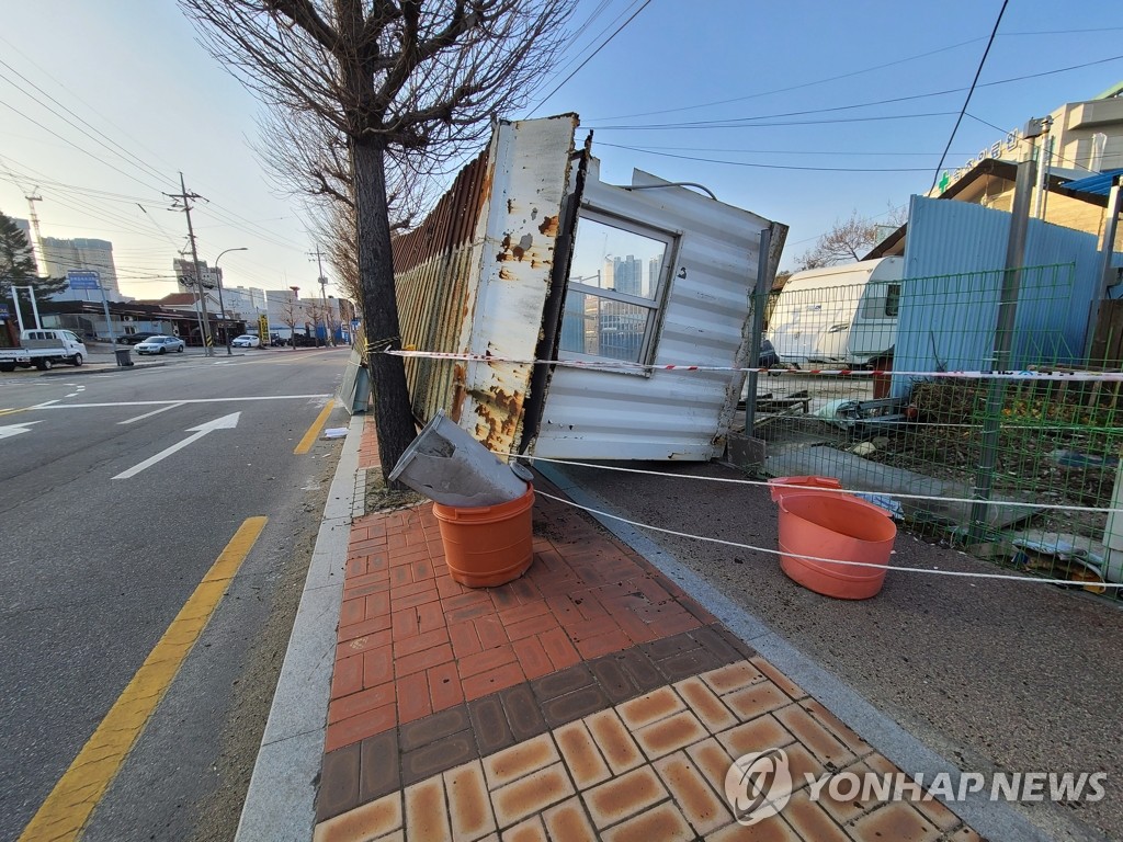 강풍에 넘어진 컨테이너