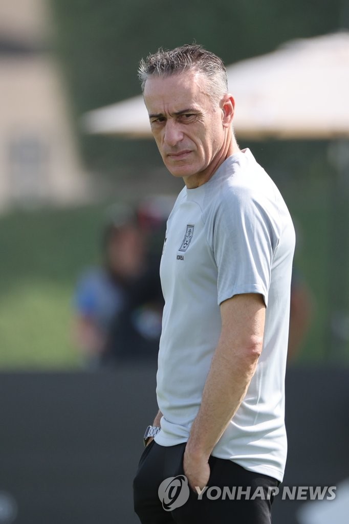 South Korea head coach Paulo Bento watches his team during a training session for the FIFA World Cup at Al Egla Training Site in Doha on Nov. 27, 2022. (Yonhap)