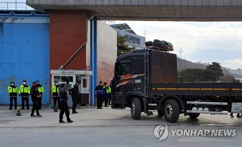 경찰 400여명 엄호…충북 시멘트업계, 나흘만에 출하 재개