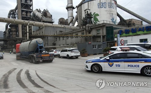 (2nd LD) Gov't invokes return-to-work order on cement truckers amid prolonged strike