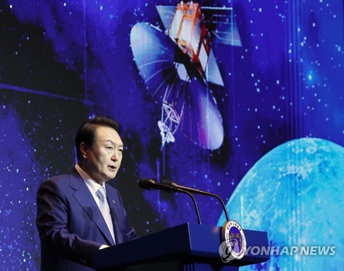 الرئيس يون: كوريا تهدف لإرسال مركبة فضائية لتهبط على سطح القمر في 2032