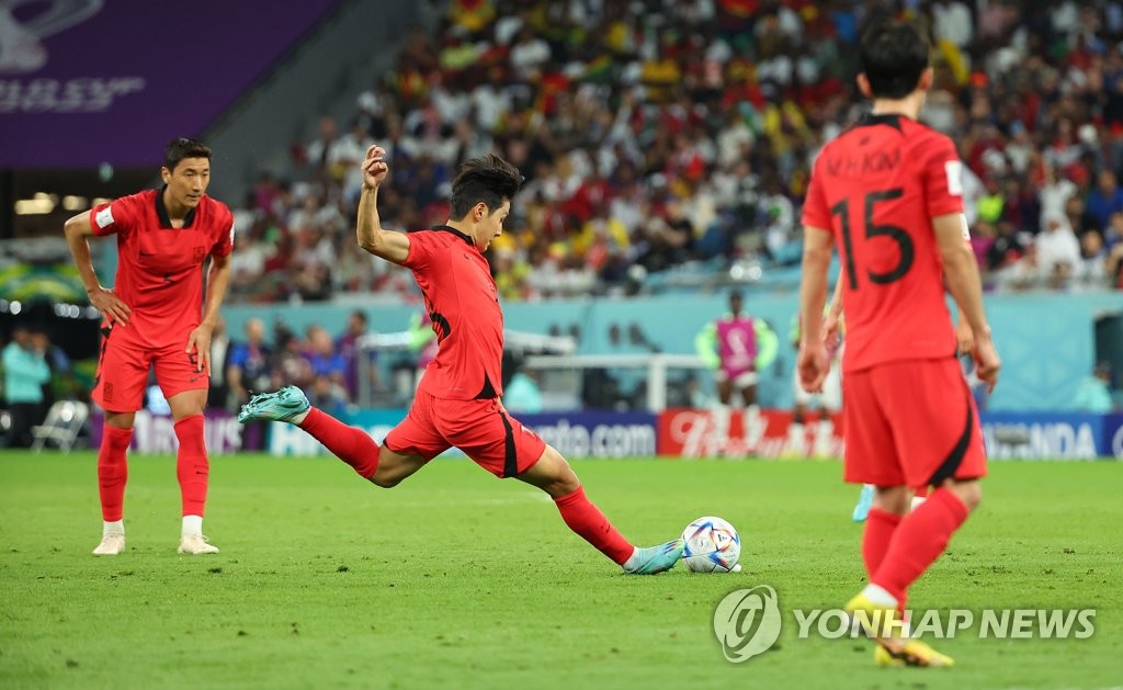 Lee Kang-in of South Korea (C) takes a free kick against Ghana during the teams' Group H match at the FIFA World Cup at Education City Stadium in Al Rayyan, west of Doha, on Nov. 28, 2022. (Yonhap)