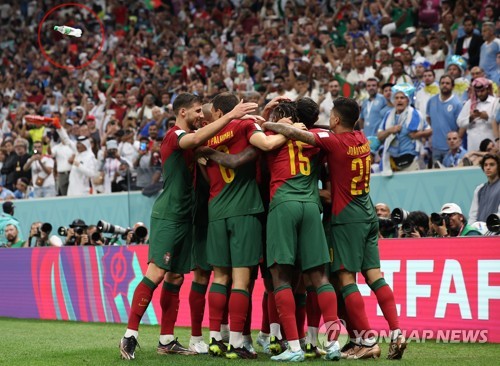 '승리 직감' 기뻐하는 포르투갈 대표팀에 날아든 음료수통