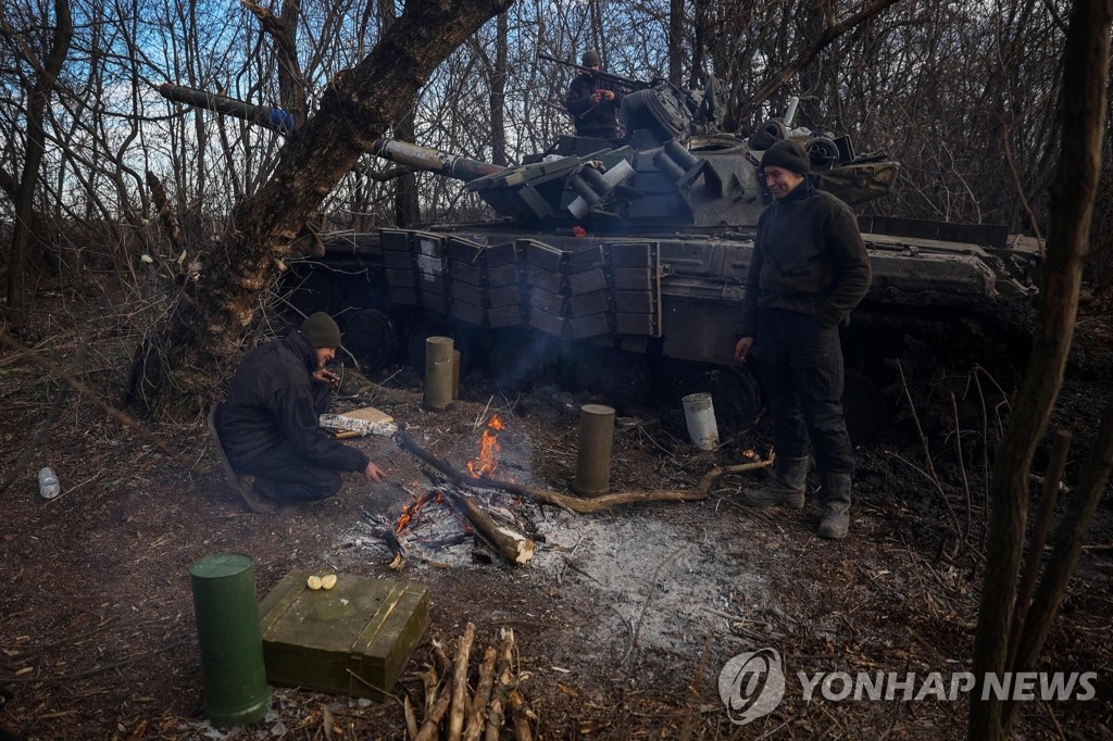 교전 격화지역 인근서 불 피워 몸 녹이는 우크라 군인들