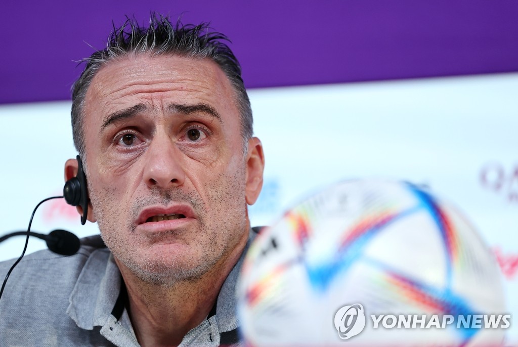 South Korea head coach Paulo Bento speaks at a press conference ahead of his team's Group H match against Portugal at the FIFA World Cup at the Main Media Centre in Al Rayyan, west of Doha, on Dec. 1, 2022. (Yonhap)