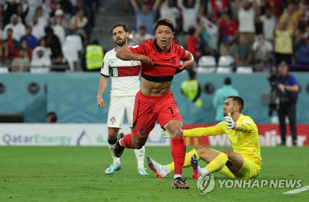 El futbolista surcoreano Hwang Hee-chan (frente) celebra su gol contra Portugal durante el partido del Grupo H de la Copa Mundial, el 2 de diciembre de 2022 (hora local), en el estadio de la Ciudad de la Educación, en Rayán, al oeste de Doha, Catar.