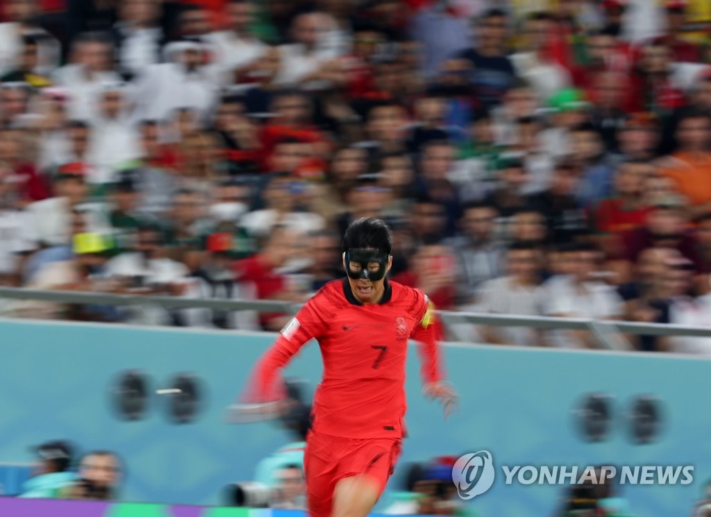La fotografía muestra al capitán de la selección de fútbol surcoreana, Son Heung-min, durante el partido del Grupo H contra Portugal, en la Copa Mundial de la FIFA, disputado, el 3 de diciembre de 2022 (hora local), en el estadio de la Ciudad de la Educación, en Rayán, al oeste de Doha, Catar.