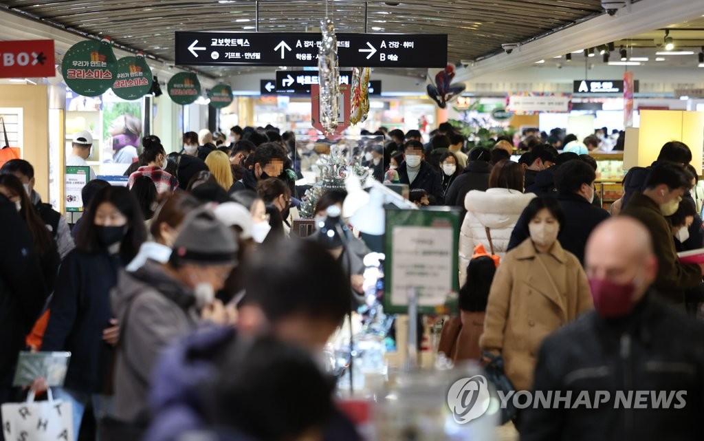 La foto, tomada el 4 de diciembre de 2022, muestra una librería, en el centro de Seúl, abarrotada de personas con mascarillas.