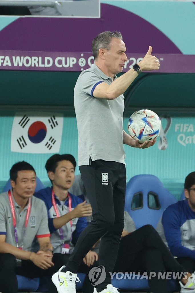 El director técnico principal de la selección nacional masculina de fútbol de Corea del Sur, Paulo Bento, levanta el pulgar hacia sus jugadores durante su partido de octavos de final contra Brasil, en la Copa Mundial de la FIFA, disputado, el 5 de diciembre de 2022 (hora local), en el estadio 974, de Doha, Catar.
