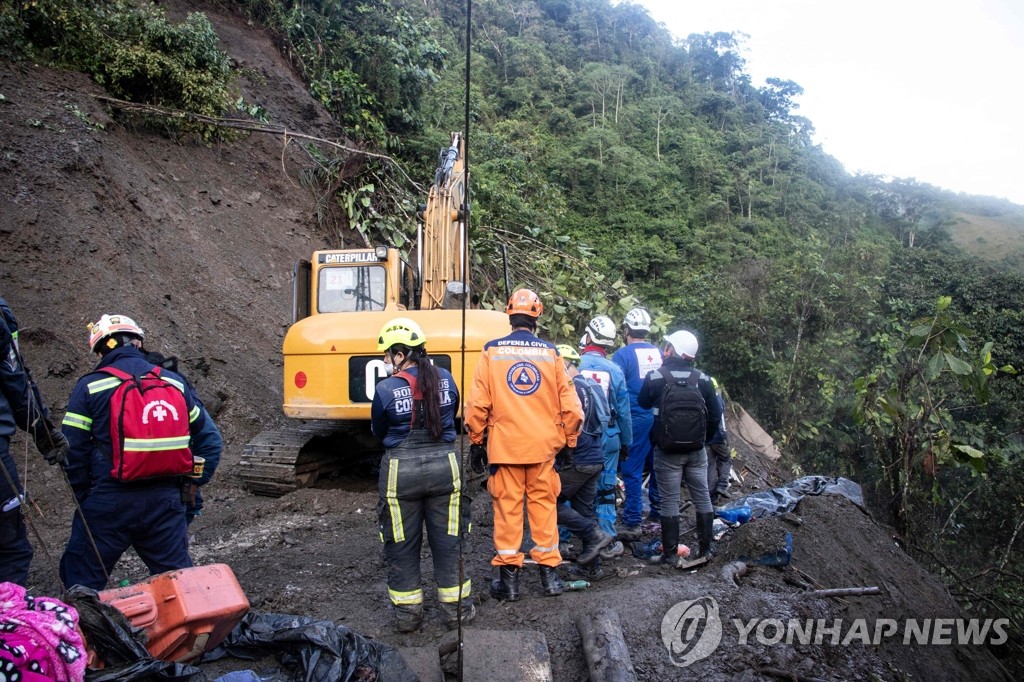 콜롬비아 산사태로 버스 등 차량 파묻혀 최소 27명 사망