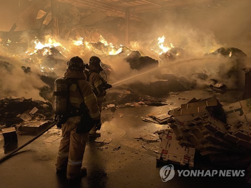 대구 성서공단 종이 가공공장 불…10시간 만에 꺼져
