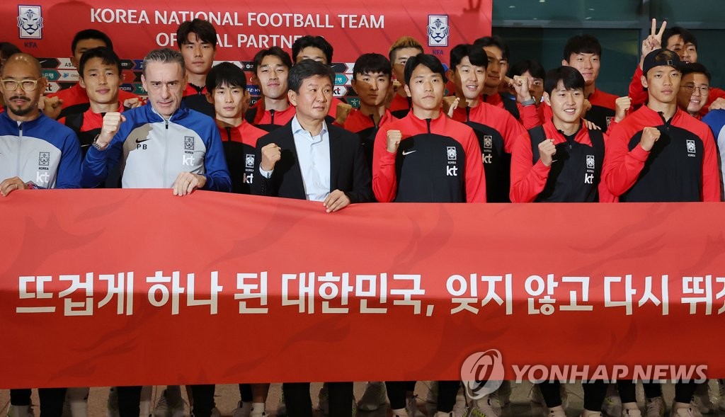 Los miembros de la selección nacional masculina de fútbol de Corea del Sur posan para las cámaras, en el Aeropuerto Internacional de Incheon, justo al oeste de Seúl, luego de regresar al país, el 7 de diciembre de 2022, tras su participación en la Copa Mundial de Catar.