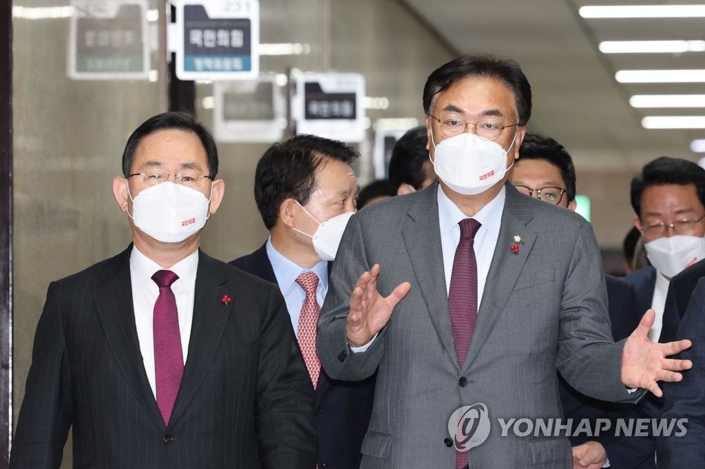 Ruling People Power Party chief Chung Jin-surk (R) and floor leader Joo Ho-young are seen on their way to attend a party response meeting at the National Assembly on Dec. 8, 2022. (Yonhap)