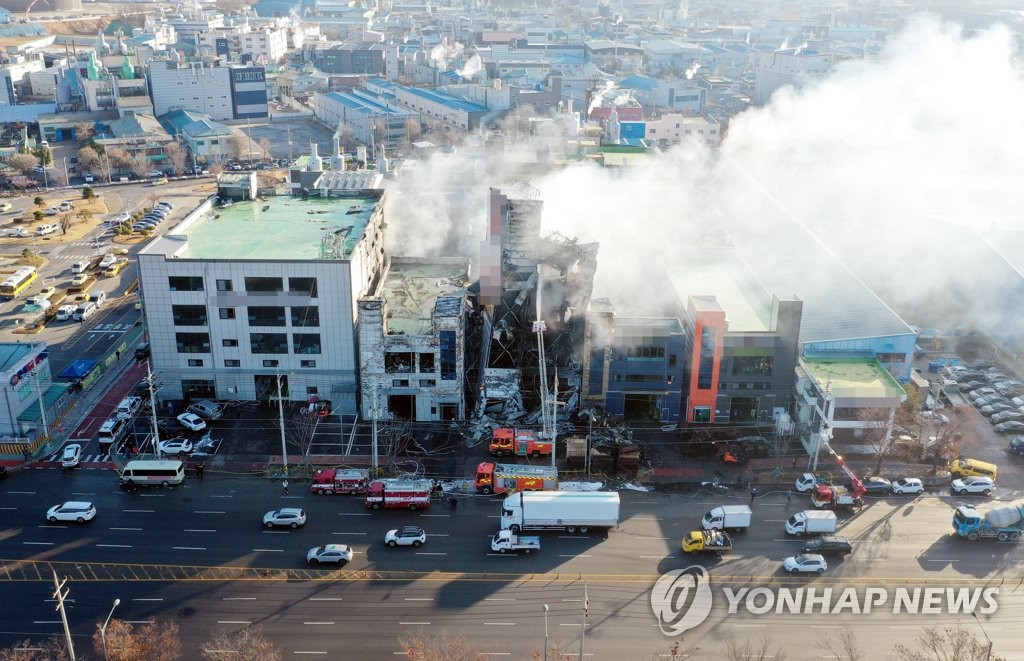 연기 피어오르는 인천 서구 인쇄공장 화재 현장