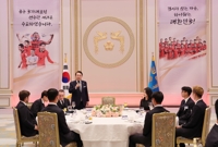 (World Cup) Yoon hosts dinner for nat'l football team